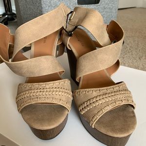 Indigo Rd tan wedges